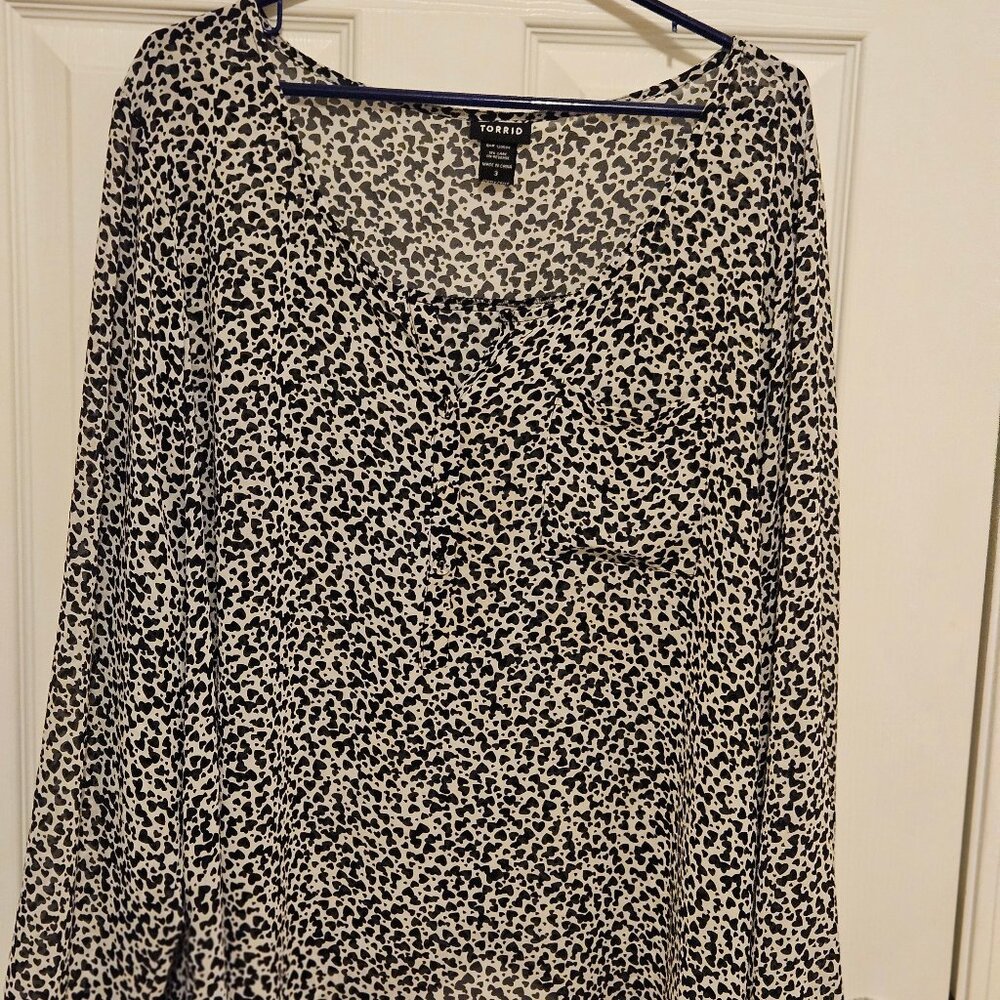 Torrid Sheer Black/White Heart Print Chiffon Tulip Blouse Size 3
